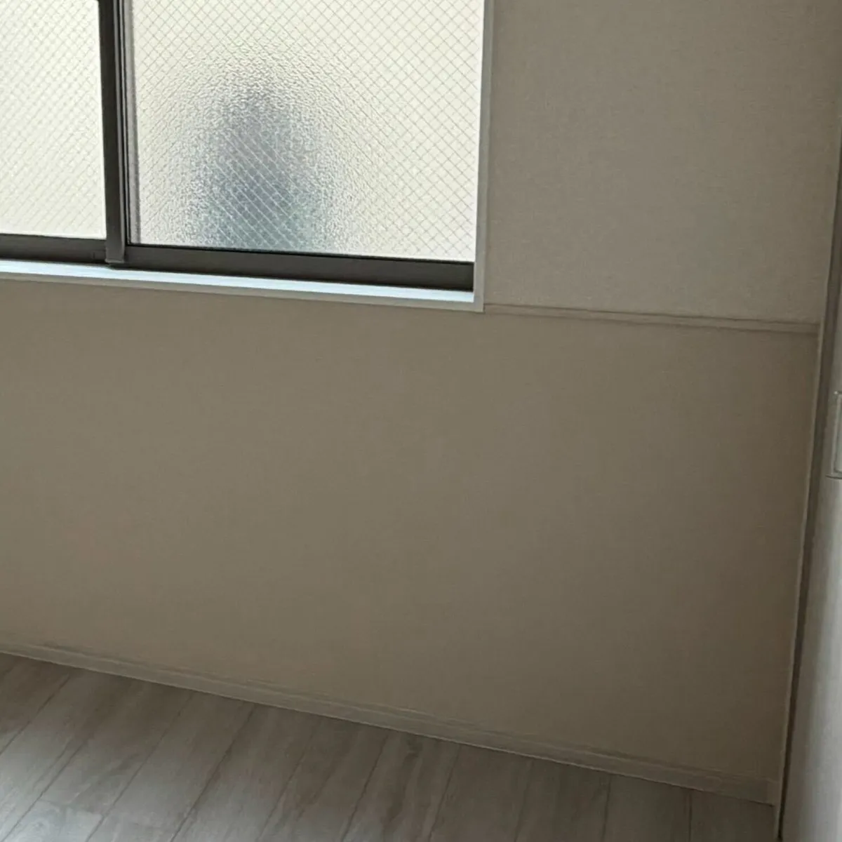 ペットの傷に強い腰壁を採用した室内